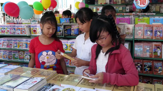Sách nội “thất thế” trên sân nhà