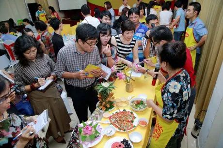 Nhà báo vào bếp thi tài