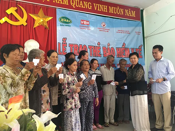 Sát cánh cùng gia đình Việt tặng 300 thẻ BHYT cho người dân Khánh Hòa