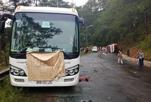 Hai ôtô tông nhau ở đèo Prenn, 7 người chết