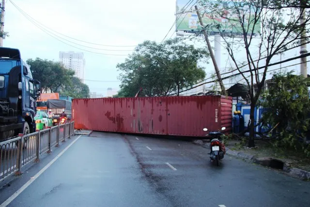 Xe container tai nạn chắn ngang khiến đường Nguyễn Tất Thành kẹt cứng