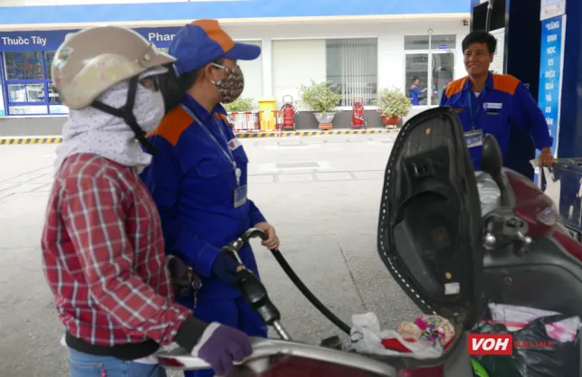 Từ 15g hôm nay 20/6, xăng giảm 341 đồng/lít