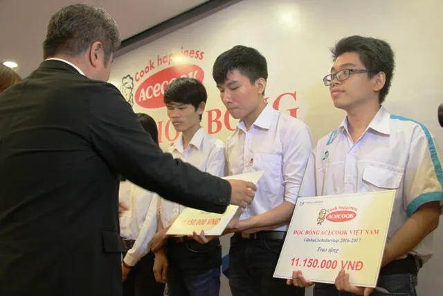 Trao 30.000 USD cho sinh viên học tập xuất sắc
