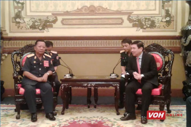 Chủ tịch UBNDTP tiếp Bộ trưởng Bộ Quốc phòng Lào