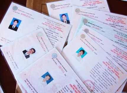 Có được giữ bằng cấp của người lao động?