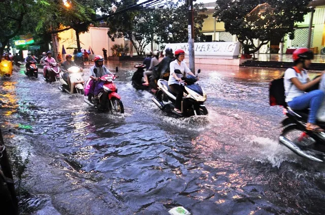 Áp thấp nhiệt đới gây mưa phía Nam