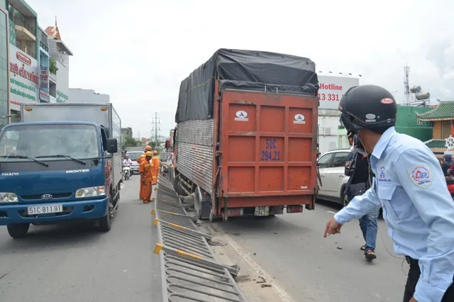 Xe tải nổ bánh trên cầu vượt Cây Gõ