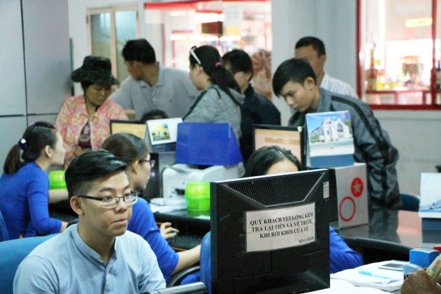 Ga Sài Gòn đông khách trở lại sau khi thông tàu cầu Ghềnh