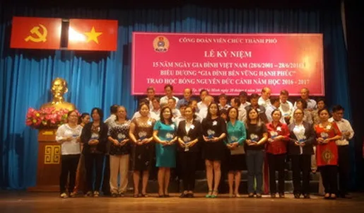 Tuyên dương 260 gia đình hạnh phúc và trao 200 suất học bổng Nguyễn Đức Cảnh 