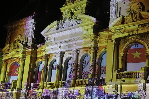Mãn nhãn với màn trình diễn 3D Mapping trên phố đi bộ Nguyễn Huệ