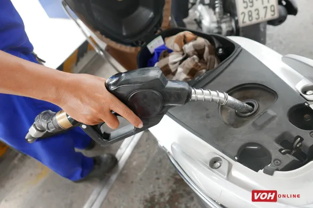 Xăng giảm 200 đồng từ 15h hôm nay