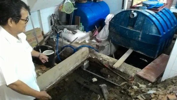 Sống chung với nước cống, vệ sinh vào bịch ni lông