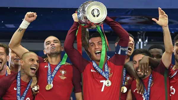 Kết quả bóng đá (11/7): Nhấn chìm Pháp trong hiệp phụ, Bồ Đào Nha vô địch Euro 2016