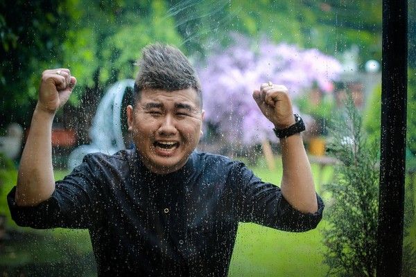 F-Band than trời vì “Mưa hoài vậy”