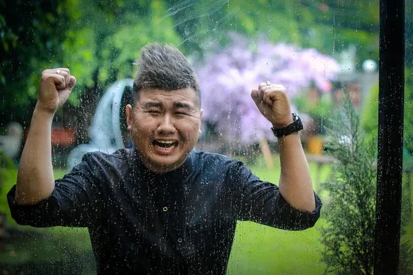 F-Band than trời vì “Mưa hoài vậy”