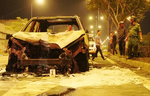 Ôtô kéo lê xe máy 4 km, bốc cháy ở Sài Gòn