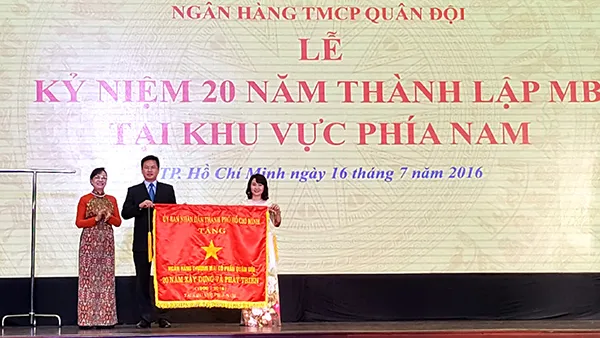 TPHCM trao cờ truyền thống cho Ngân hàng Quân đội
