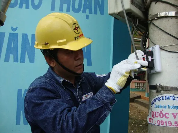 Sửa chữa hệ thống điện cho hơn 30 gia đình chính sách, hộ nghèo