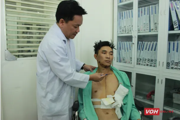 Bị bắn bằng súng hoa cải, mổ 7 tiếng mới thoát chết