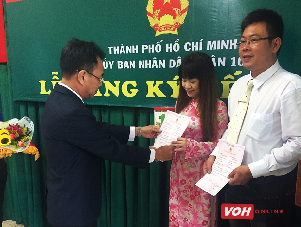 Quận 10 trao Giấy chứng nhận kết hôn có yếu tố nước ngoài