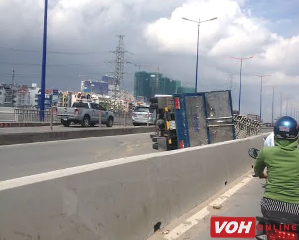Xe tải lật trên cầu Sài Gòn