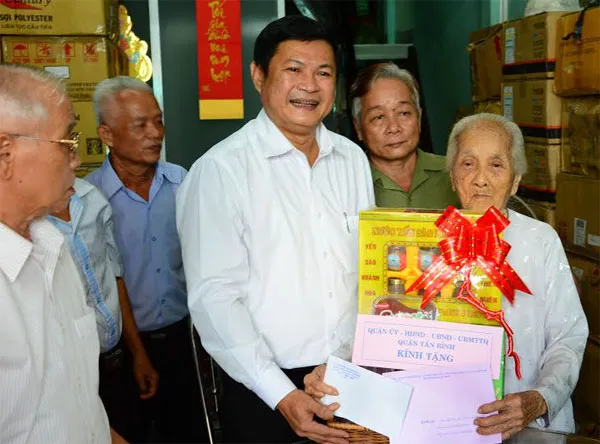 Lãnh đạo TPHCM thăm, chúc sức khỏe mẹ Việt Nam anh hùng