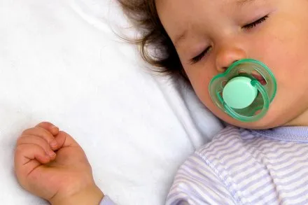 Có nên cho bé ngậm núm vú cao su?