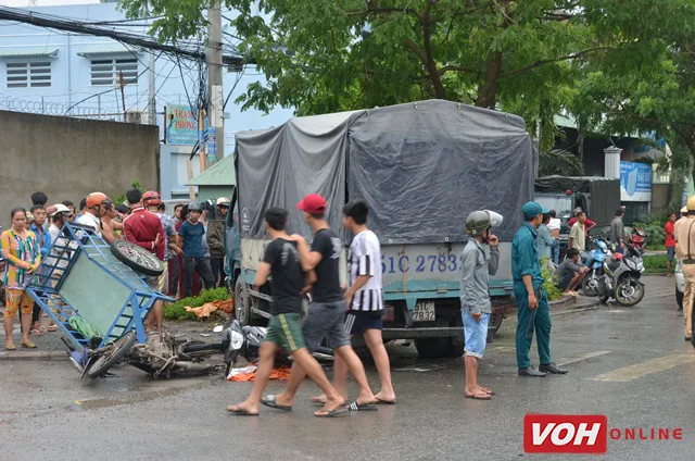 Bị xe tải cuốn, một người tử vong, hai người bị thương