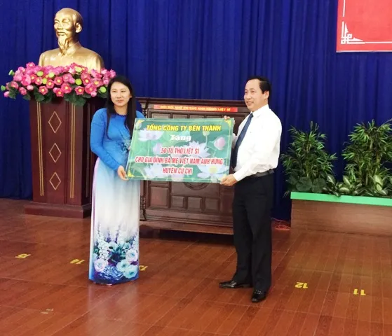 Trao tặng 50 tủ thờ liệt sĩ cho gia đình Mẹ Việt Nam anh hùng