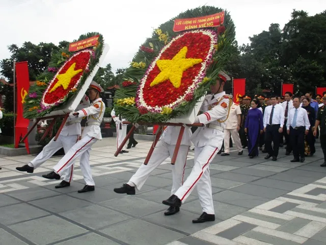 Tin TPHCM ngày 27/07/2016: Lãnh đạo TPHCM dâng hương tưởng niệm các anh hùng liệt sĩ