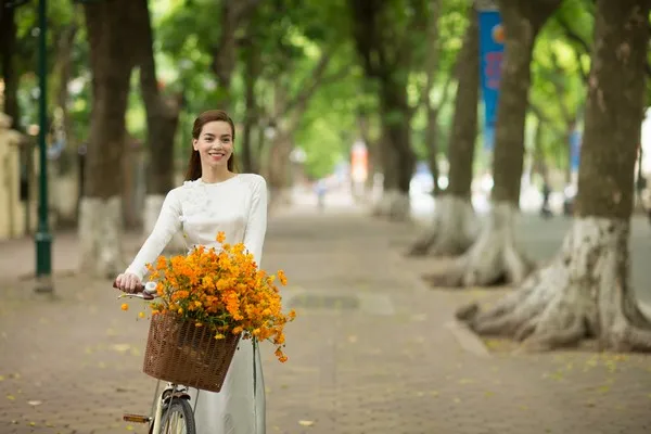 Hồ Ngọc Hà đẹp dịu dàng với áo dài trắng