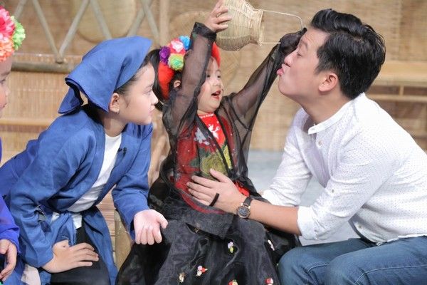 Trường Giang kể chuyện chiến đấu với đàn con 9 đứa