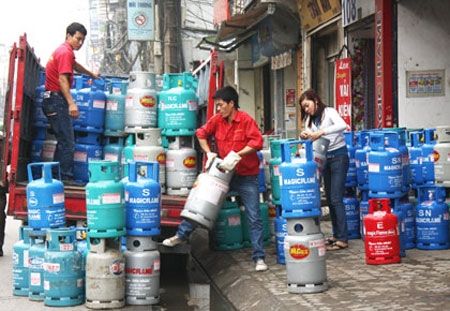 Giá gas tháng 8 giảm 4.500 đ/bình 12kg