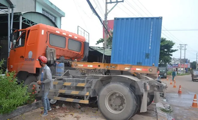 Xe đầu kéo mất lái lao vào quán cơm, 2 người bị thương