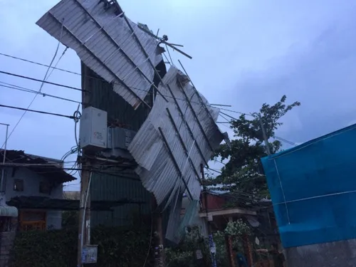 Khắc phục thiệt hại lốc xoáy làm hư hại nhà dân