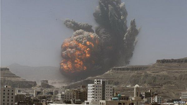 Đánh bom kép tại một căn cứ quân sự ở Yemen khiến 20 người thương vong
