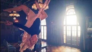 Pink trở lại đầy ngoạn mục với MV Alice ở xứ sở trong gương - Just Like Fire