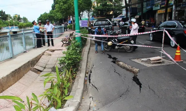 Xuất hiện “hố tử thần” trên đường Trường Sa