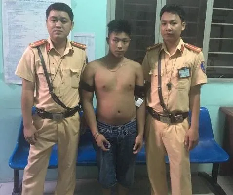 Cố thoát người dân truy đuổi, cướp gặp cảnh sát giao thông