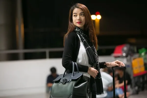 Những phụ kiện độc khiến Trương Ngọc Ánh nổi bật tại sân bay