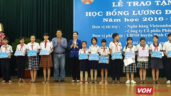 Trao gần 1.500 suất học bổng Lương Định Của cho học sinh hoàn cảnh khó khăn