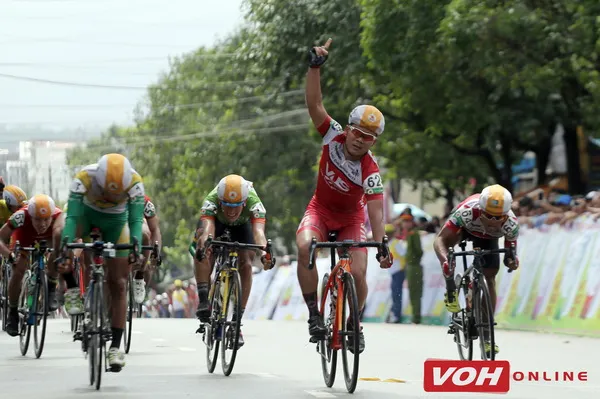 Tay đua TPHCM Lê Văn Duẩn giữ áo vàng và áo xanh sau chặng đầu