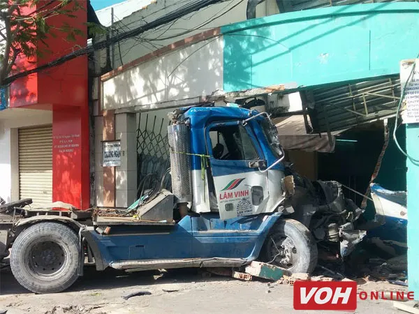 Xe đầu kéo container mất lái tại trung tâm TPHCM, 1 người chết tại chỗ