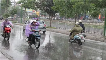 Trưa 16/8, áp thấp nhiệt đới gây gió mạnh trên biển Đông
