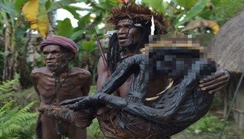 Kinh ngạc phong tục “sấy” người chết tại Indonesia