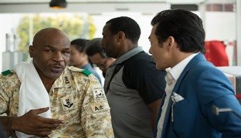 “Võ sĩ thép” Mike Tyson thân thiết với Trần Bảo Sơn trên phim trường