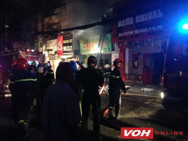 TPHCM: Căn nhà 3 tầng cháy lớn trong đêm, 4 người thoát nạn