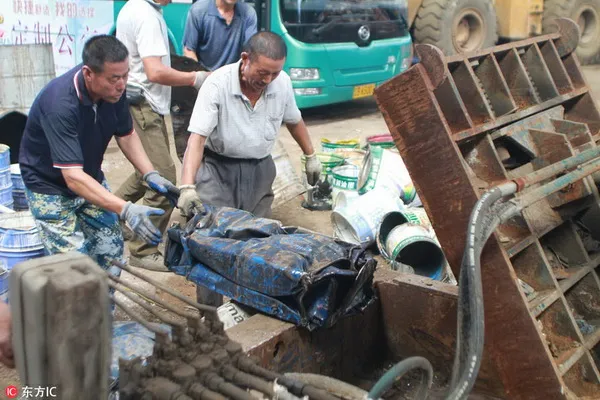 Trung Quốc tiêu hủy gần 5 tấn đồng xu giả đi xe buýt
