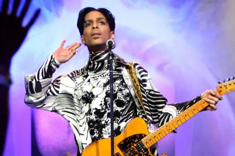Cái chết của huyền thoại âm nhạc Prince có liên quan đến thuốc giả