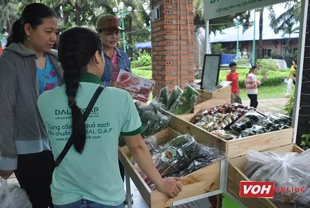 1.200 khách tham quan, mua sắm tại chợ phiên nông sản an toàn